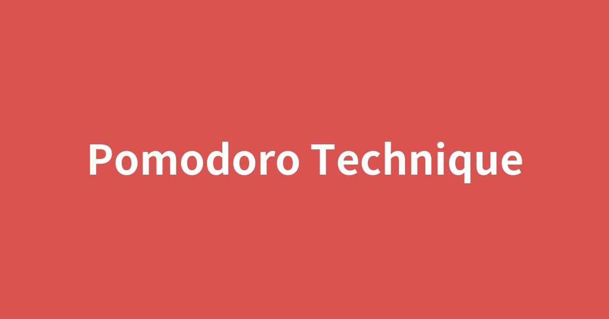 机に置かれたトマト型タイマーと集中する人の手元