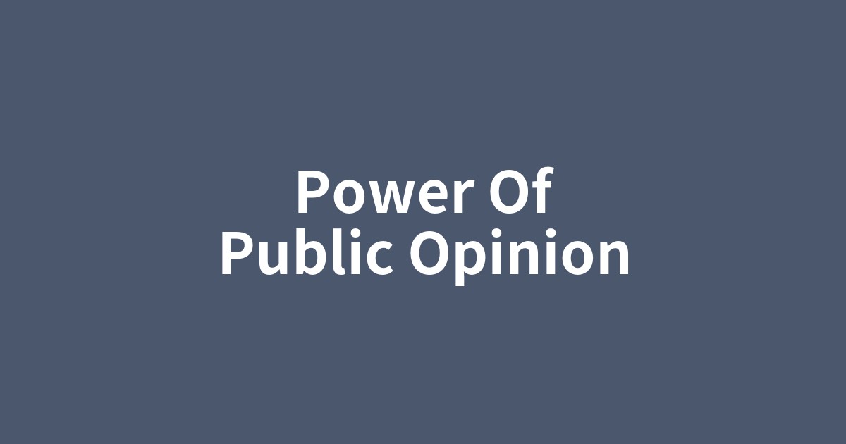 政治と世論の力を象徴する群衆のシルエット